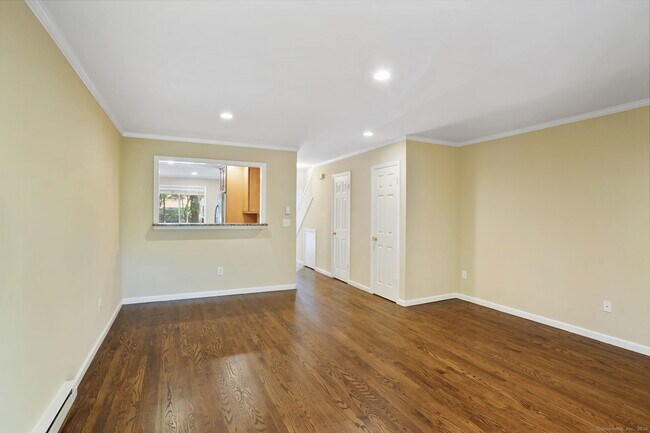 Building Photo - 20 E Pembroke Rd