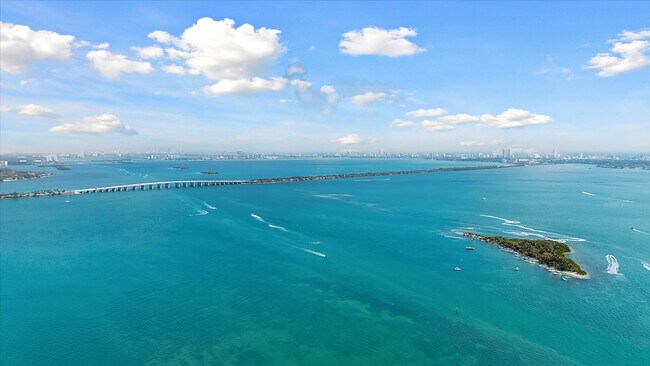 Building Photo - 700 NE 24th St