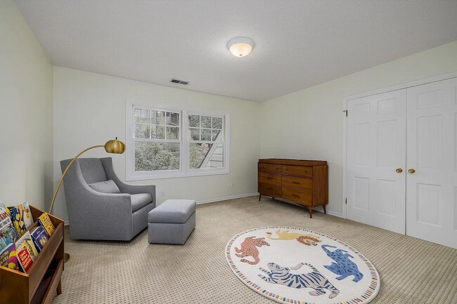 Building Photo - Experience the Charm of a Portland Heights...