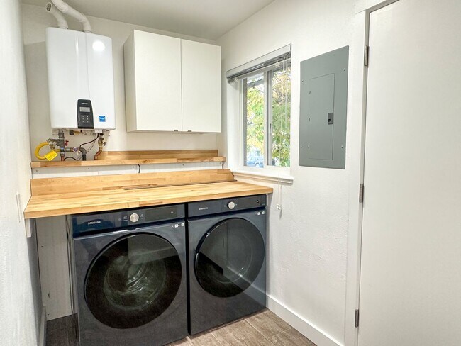 Building Photo - Beautifully Remodeled Duplex in Downtown L...