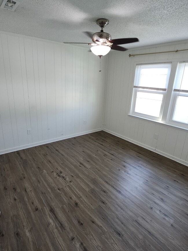 Building Photo - Newly Renovated 2 bedroom, 1 bathroom Apartment on Panama City Beach