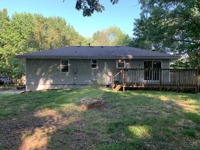 Building Photo - BEAUTIFUL UPDATES!!