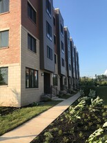 Building Photo - 703 Lakeview Ct