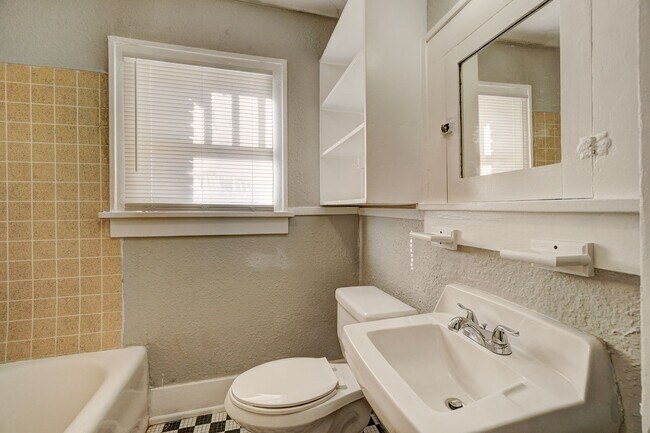 Building Photo - Cozy 1-Bedroom Home with W/D Connections Near Scissortail Park & Wheeler District!