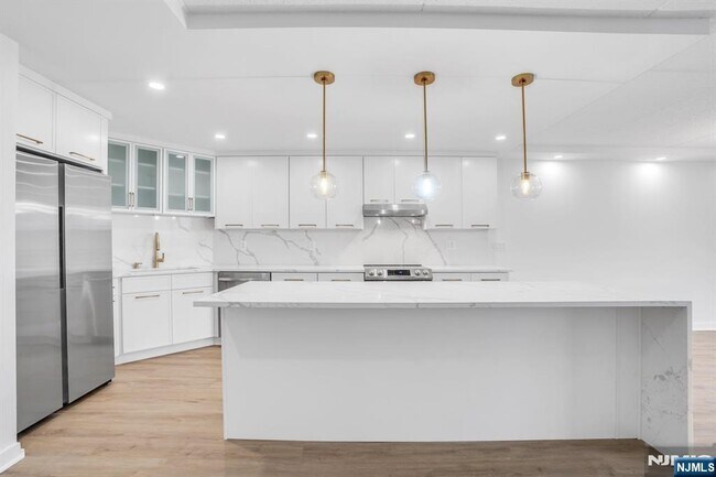 Building Photo - 1055 River 809