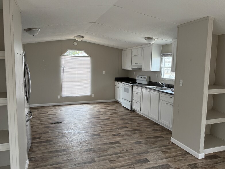 Building Photo - 80 Redwood Ln