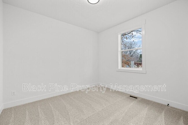 Building Photo - 4642 N Maple Grove Rd