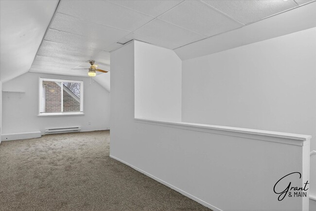 Building Photo - $1300 3 bedrooms