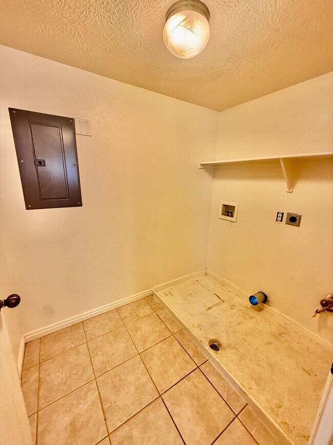 Building Photo - Pet-Friendly Three Bedroom Townhome in Woodbridge