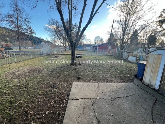 Building Photo - 2 bed house w/ fenced yard