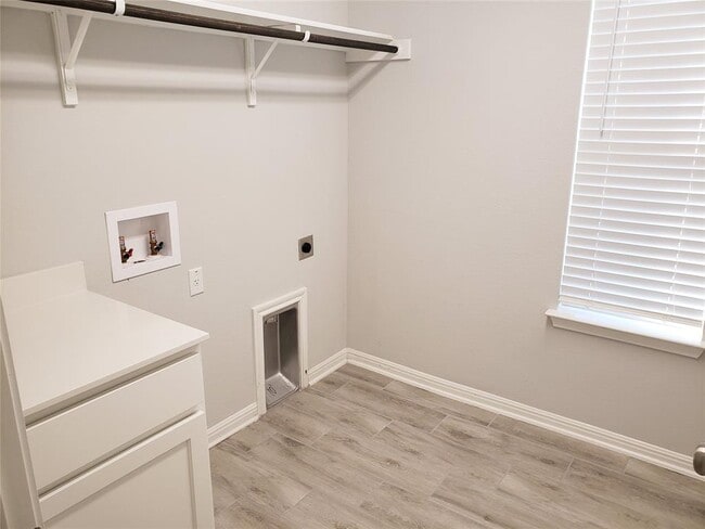 Building Photo - 124 Peruvian Ln