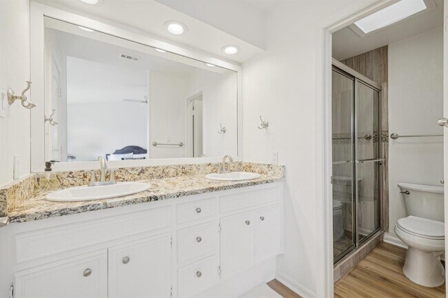 Building Photo - 2201 Lakeway Blvd