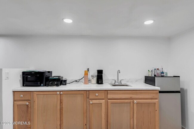 Building Photo - 12 Main St