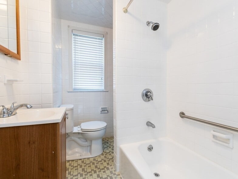 Bathroom2 - 15 Russell Rd