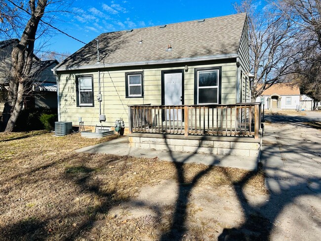 Building Photo - Great Home with Lots of Character