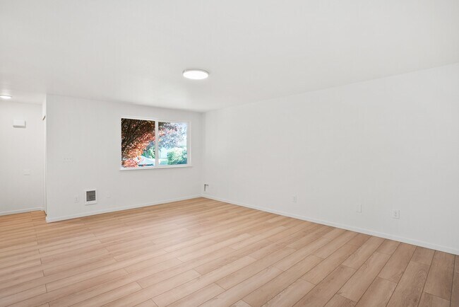 Building Photo - 1303-1312 12th Ave NW