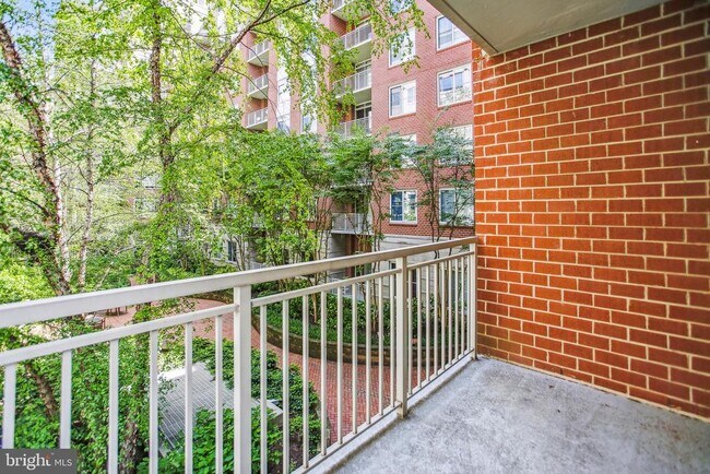 Building Photo - 820 N Pollard St