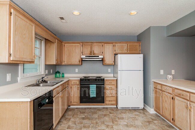 Building Photo - 2113 Tanglewood Rd