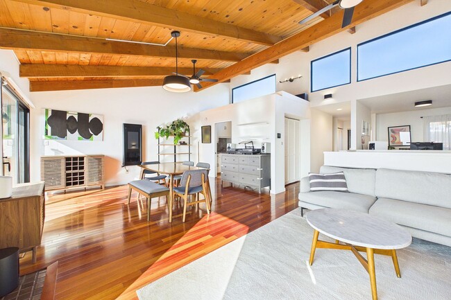 Building Photo - Rarely available Redwood Heights townhome with sweeping views of Oakland and San Francisco.