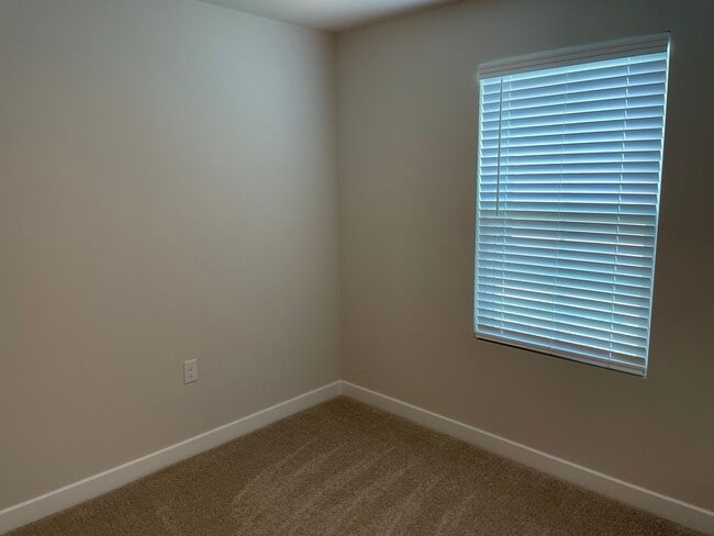 Building Photo - 3 Bedroom 2 Bathroom House In Hickman's Cr...