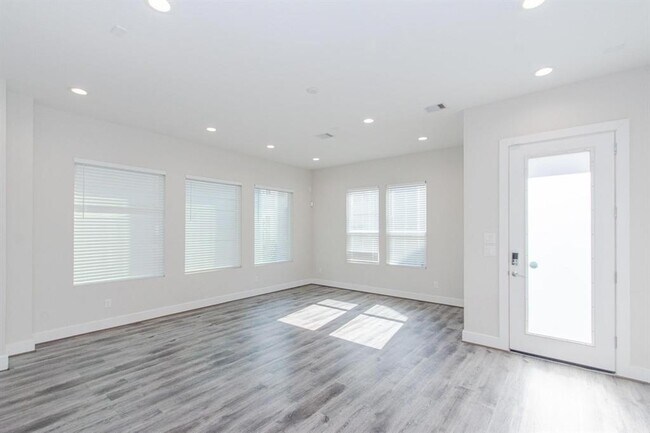 Building Photo - 3344 Pinemont Dr