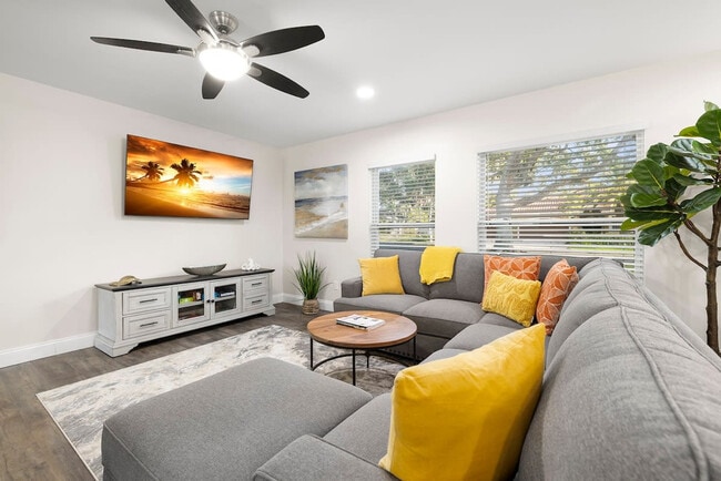 Building Photo - 802 Camelia Dr