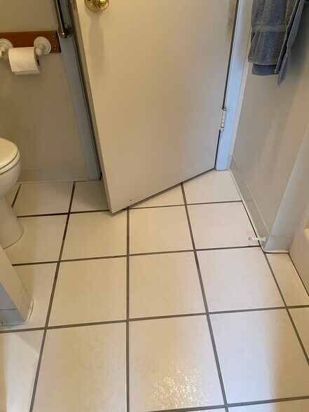 Building Photo - 526 1/2 E 7th St