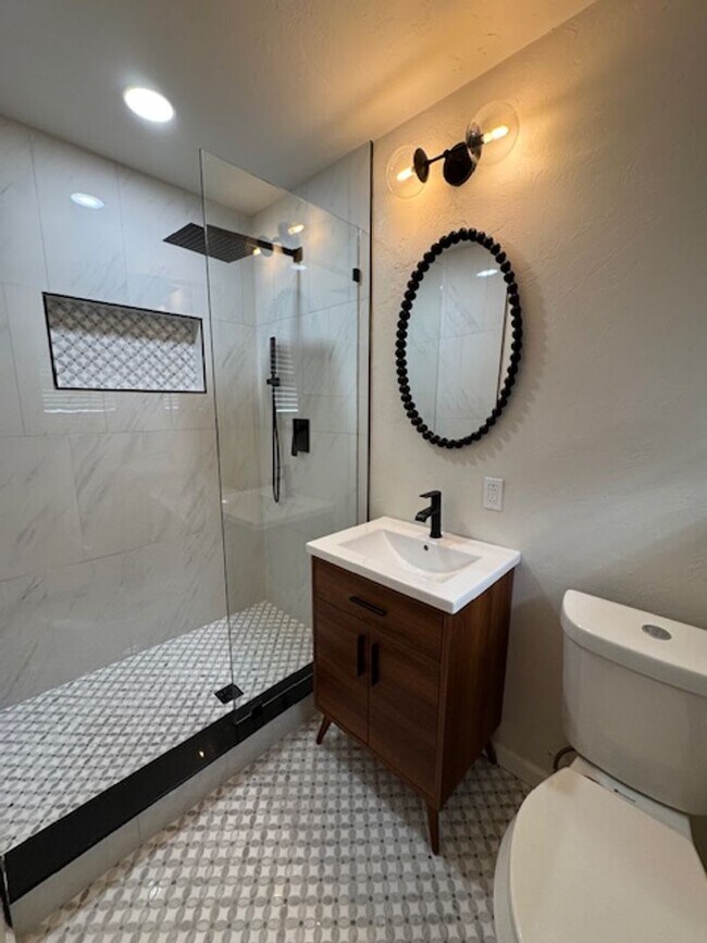 Building Photo - Stunning and trendy 3 bed 2 bath 2 car gar...