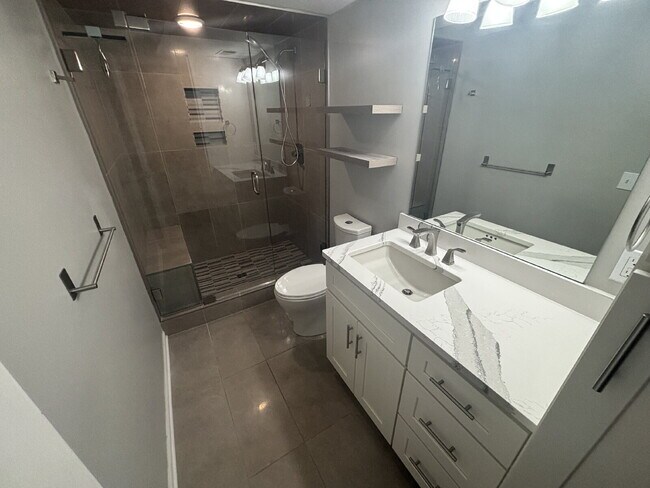 Building Photo - Beautiful 2-bedroom Condo