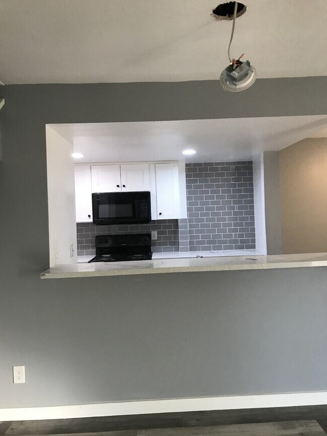 Building Photo - Coming Soon - Gorgeous 2 bedroom / 1 bathroom in Marina Village