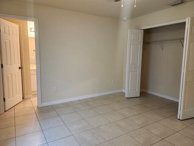 Building Photo - Nice, Clean 3 Bedroom, 2 Bathroom Duplex w...