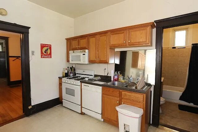 Building Photo - 3241 N Kenmore Ave