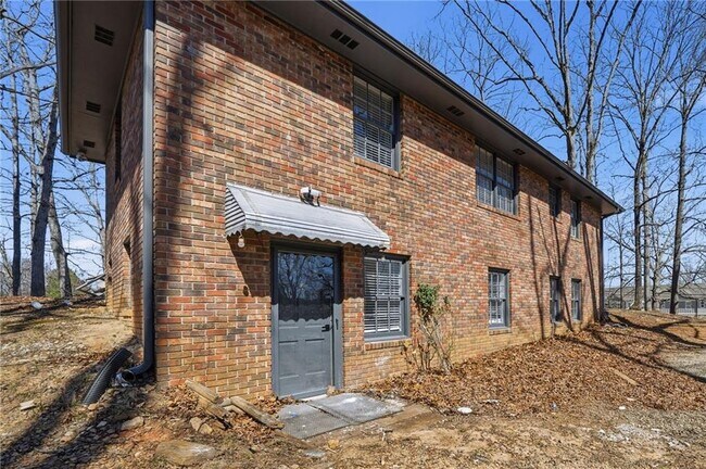 Building Photo - 1460 Hillcrest Dr