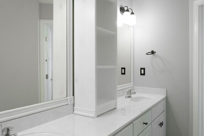 Building Photo - 724 Avrett Cir