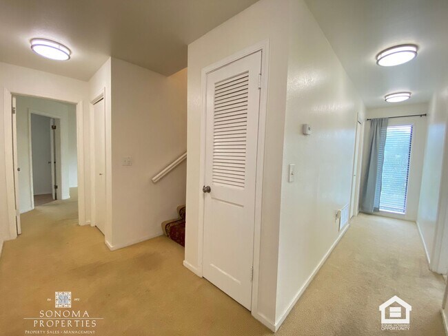 Building Photo - 3+ Bedroom / 2 Bathroom Home with Sunroom & Beautiful Views