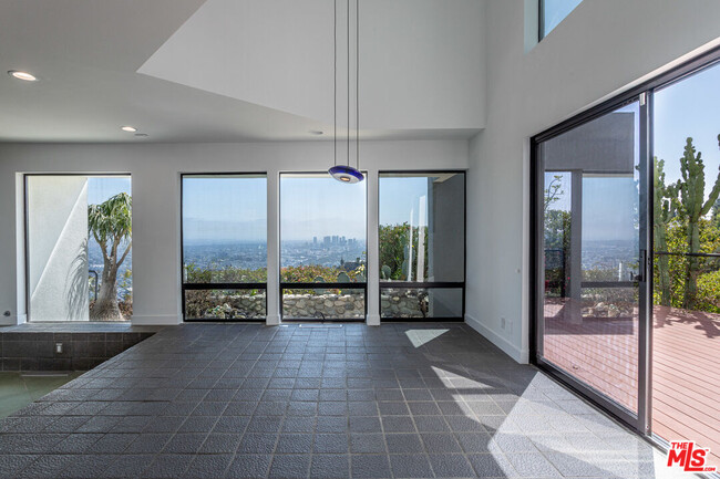 Building Photo - 8424 Grand View Dr