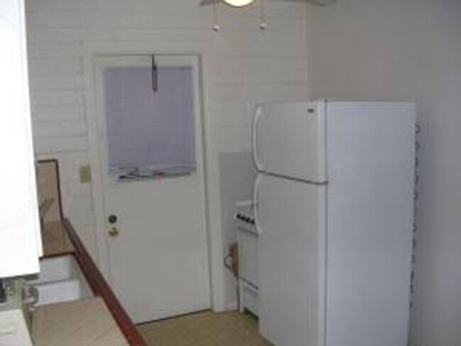 Building Photo - 1200 S Farmer Ave