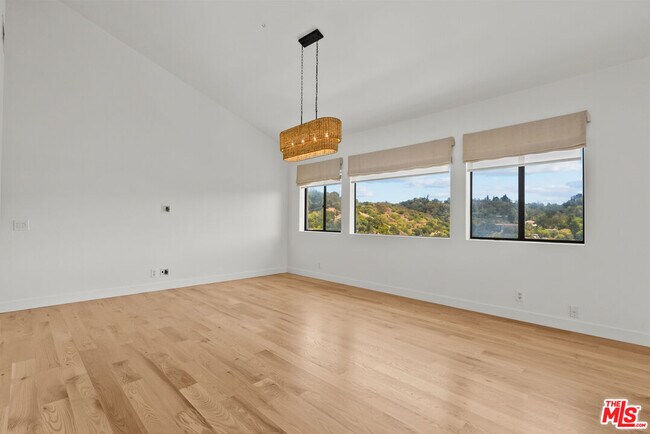 Building Photo - 3665 Alta Mesa Dr