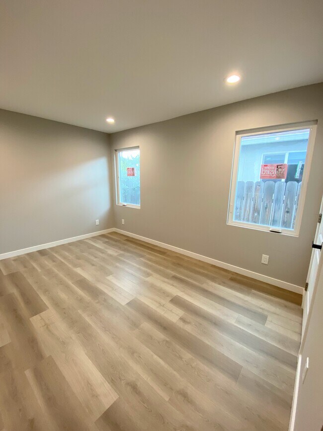 Building Photo - 1236 Hollyburne Ave