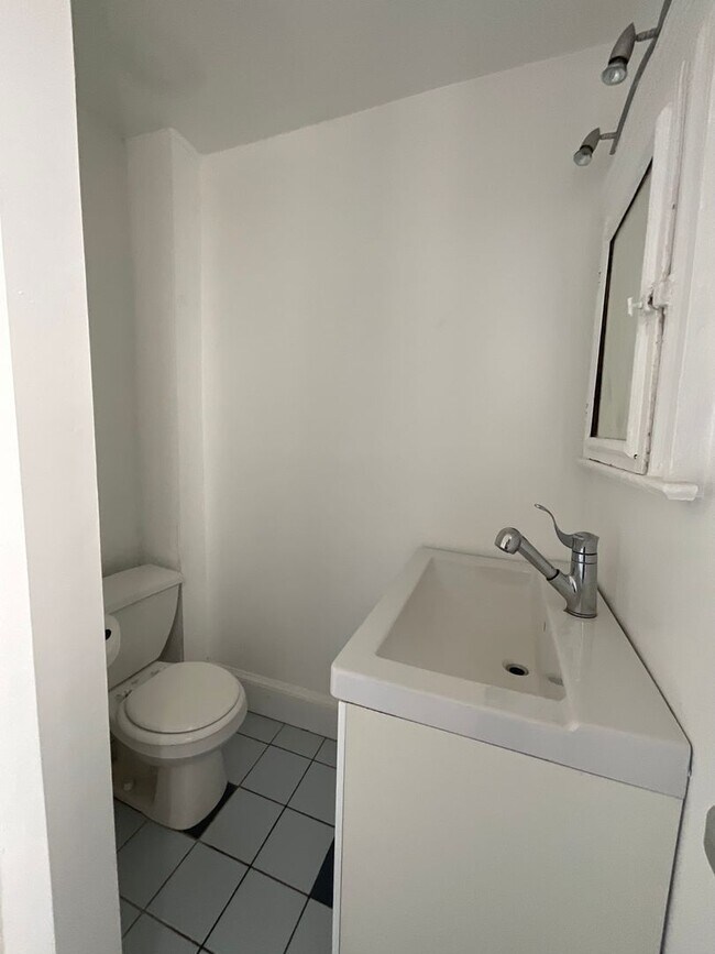 Building Photo - 624 Catharine Street