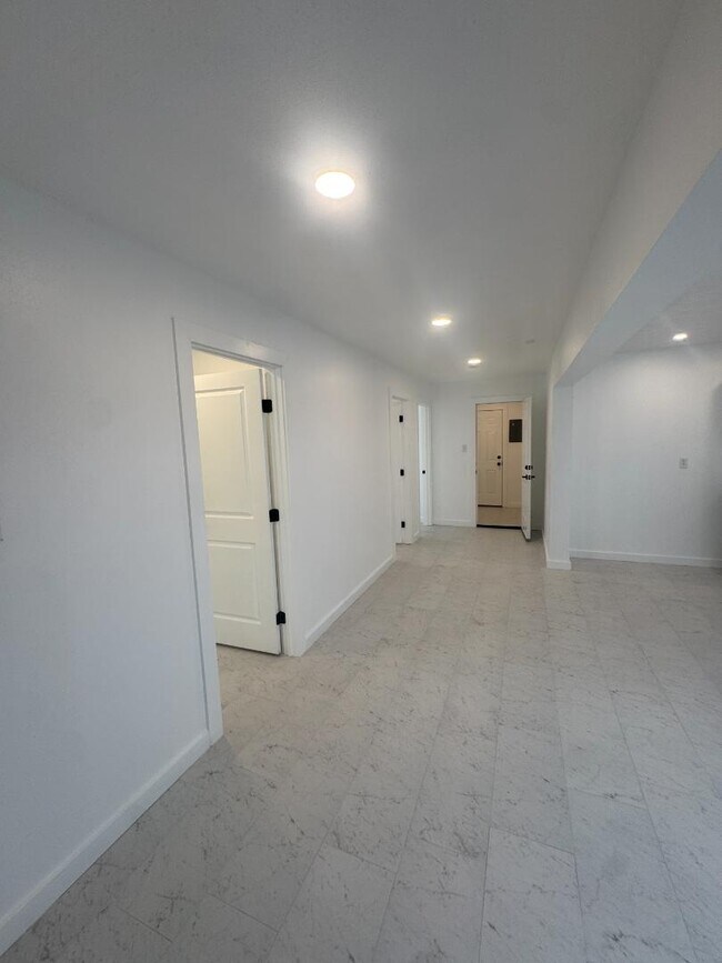 Building Photo - 11216 Baja Dr NE