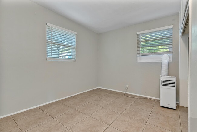 Building Photo - 711 Crestview Ave