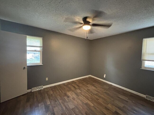 Building Photo - 224 SW Kingscross Rd