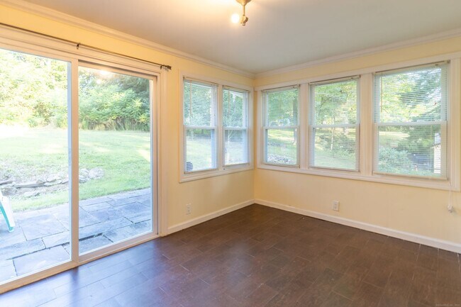 Building Photo - Spacious 4 bedroom single family home at t...
