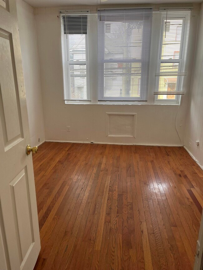 Building Photo - 1128 Summit Ave