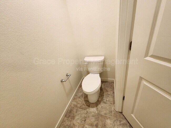 Building Photo - 508 Ledge St