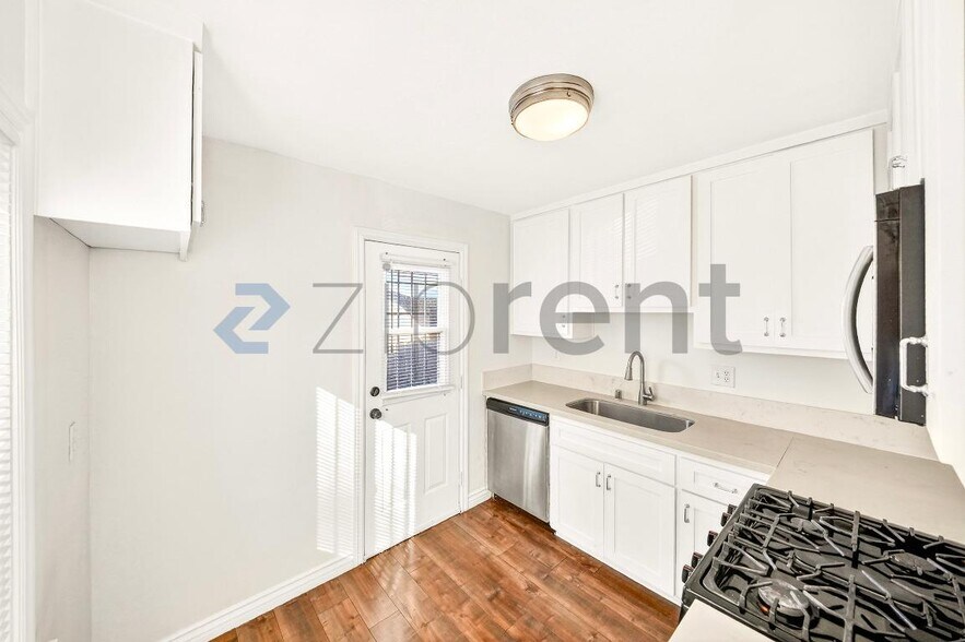 Building Photo - 1544 Stanley Ave