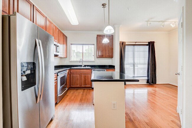 Building Photo - Home in a gated community with no back nei...