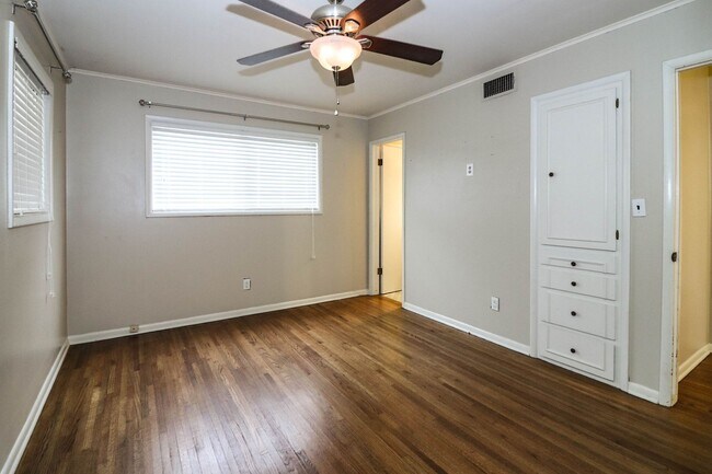 Building Photo - Darling 3 Bedroom With Hardwood Floors!