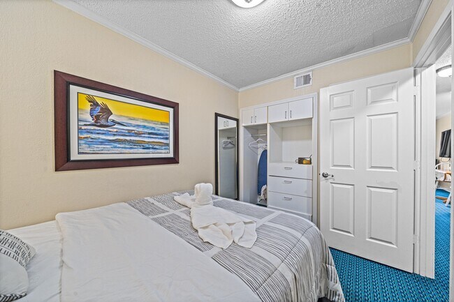 Building Photo - 6102 Seawall Blvd